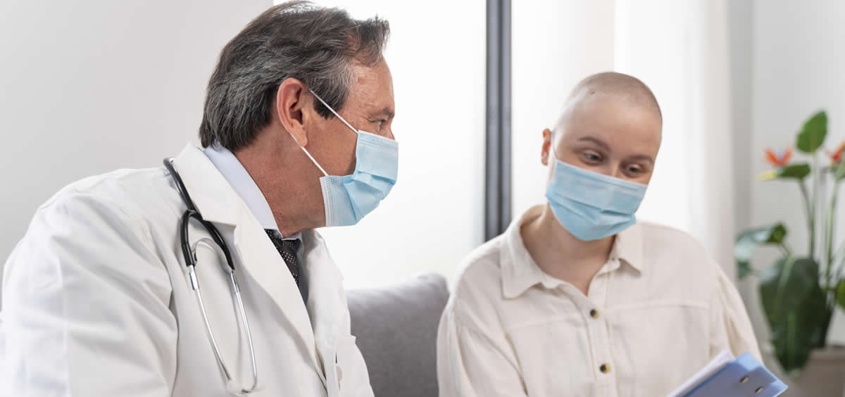 una-mujer-con-cacner-junto-a-un-doctor-en-consulta-foto-freppik-2